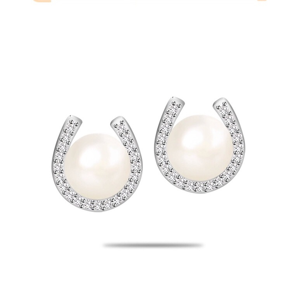 Sterling silver horseshoe studs!